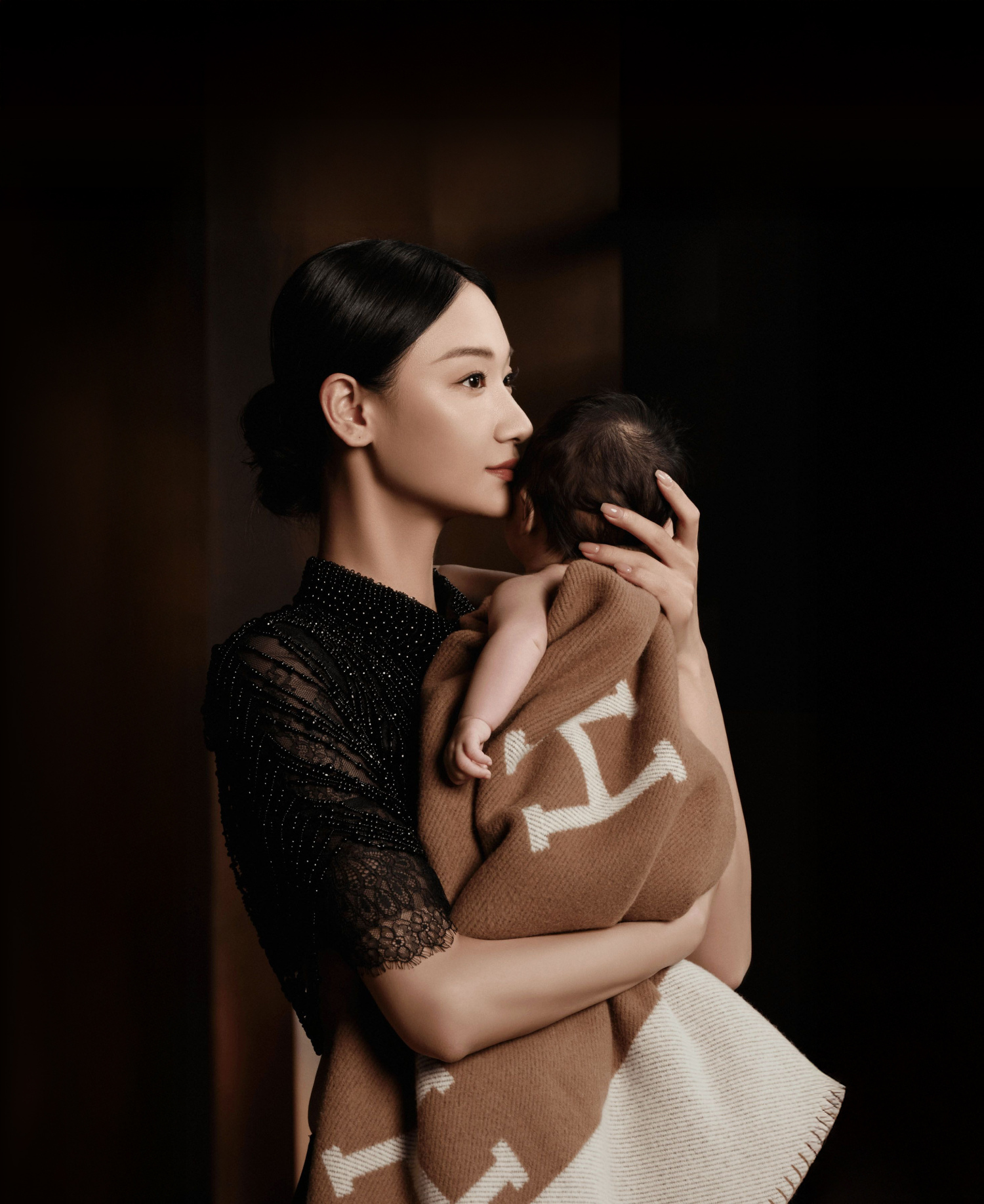 When Motherhoods Meets Magnificence